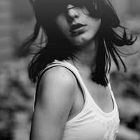 黑白女生头像伤感