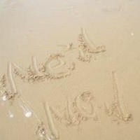 沙滩上的手写心形和LOVE图片头像