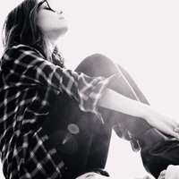 黑白女生头像伤感