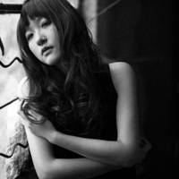 黑白女生头像伤感