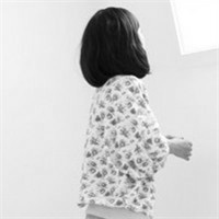 微信黑白女生颓废头像