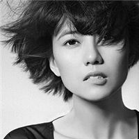 咬嘴唇头像图片大全