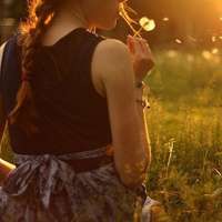 女生吹蒲公英头像图片