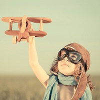 拿着精美自制飞机小孩头像