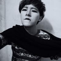 咬嘴唇头像图片大全