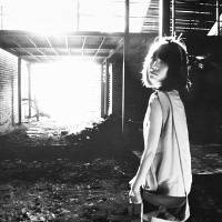 微信黑白女生颓废头像