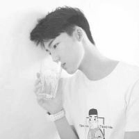 黑白伤感失落男生头像