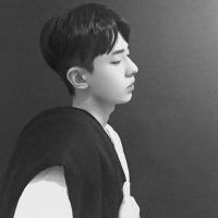 黑白伤感失落男生头像