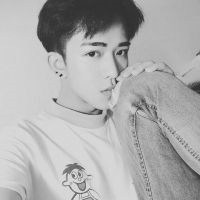 黑白伤感失落男生头像