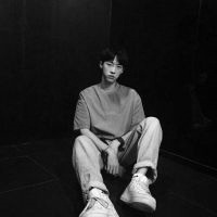 黑白伤感失落男生头像