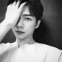 黑白伤感失落男生头像