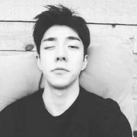 黑白伤感失落男生头像