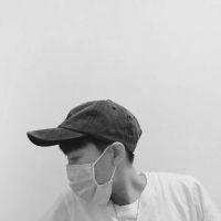 黑白伤感失落男生头像