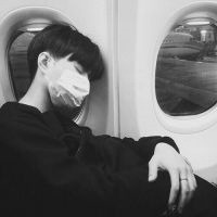 黑白伤感失落男生头像