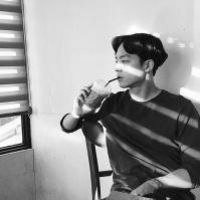 黑白伤感失落男生头像