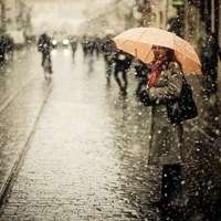 伤感的雨中打伞背影头像图片