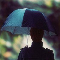 伤感的雨中打伞背影头像图片