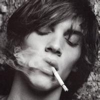 伤心难过抽烟男头像