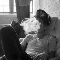 伤心难过抽烟男头像