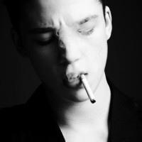 伤心难过抽烟男头像