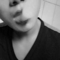 伤心难过抽烟男头像