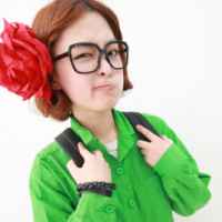 带眼镜框的女生头像