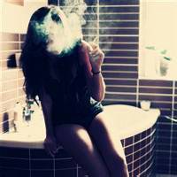 女生吐烟圈头像图片大全