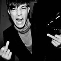 伤心难过抽烟男头像