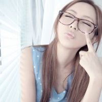 带眼镜框的女生头像