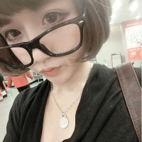 带眼镜框的女生头像
