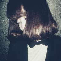 唯美短发女生头像_短发的女孩