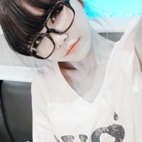 带眼镜框的女生头像