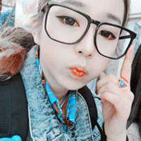 带眼镜框的女生头像