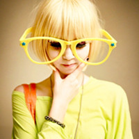 带眼镜框的女生头像