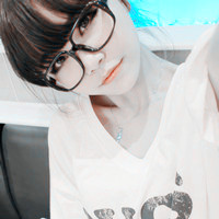 带眼镜框的女生头像
