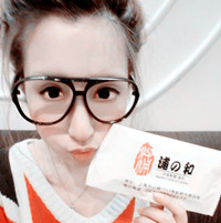 带眼镜框的女生头像