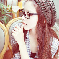 带眼镜框的女生头像