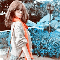 带眼镜框的女生头像