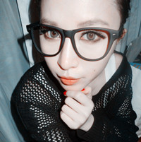 带眼镜框的女生头像