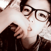 带眼镜框的女生头像