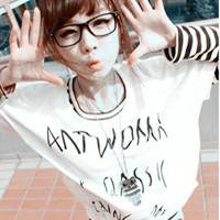 带眼镜框的女生头像