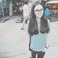 带眼镜框的女生头像