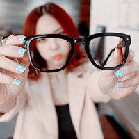 带眼镜框的女生头像