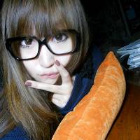 带眼镜框的女生头像