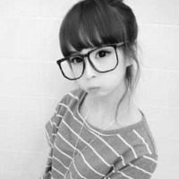 带眼镜框的女生头像