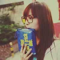 带眼镜框的女生头像