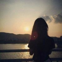 一男一女的微信情侣头像背影两张