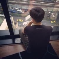 微信头像男生背影坐着