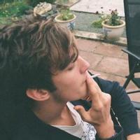 男人抽烟沉思微信头像