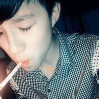 男人抽烟沉思微信头像